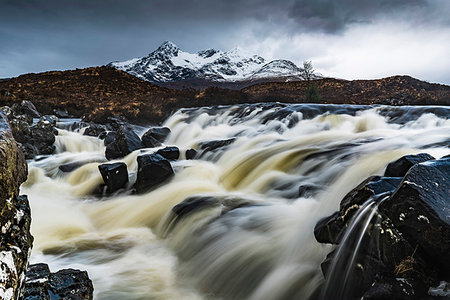View to the Black Cuillin across the Allt Dearg Mor river, Sligachan, Isle of Skye, Inner Hebrides, Highland, Scotland, United Kingdom, Europe Foto de stock - Con derechos protegidos, Código: 841-09256695