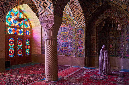 shiraz - Woman praying, Nasir al Molk Mosque, Shiraz, Fars Province, Iran, Middle East Foto de stock - Direito Controlado, Número: 841-09256752