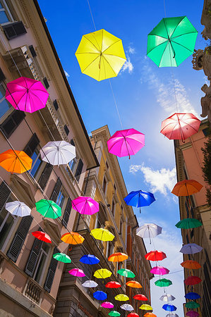 simsearch:6102-05655446,k - Brightly coloured floating umbrellas, Genoa, Liguria, Italy, Europe Stockbilder - Lizenzpflichtiges, Bildnummer: 841-09256820