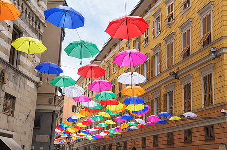 simsearch:6102-05655446,k - Brightly coloured floating umbrellas, Genoa, Liguria, Italy, Europe Stockbilder - Lizenzpflichtiges, Bildnummer: 841-09256821