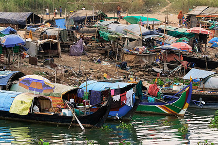 subsistence lifestyle - Muslim Cham fishing people that live on their boats, dwindling fish stocks have caused poverty, River Mekong, Phnom Penh, Cambodia, Indochina, Southeast Asia, Asia Stock Photo - Rights-Managed, Code: 841-09257072