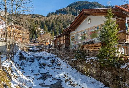 View of frozen river in Canazei town centre in winter, Val di Fassa, Trentino, Italy, Europe Foto de stock - Con derechos protegidos, Código: 841-09257111