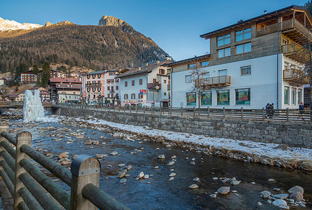 simsearch:841-08101847,k - View of Moena and Avisio River in winter, Province of Trento, South Tyrol, Italy, Europe Fotografie stock - Rights-Managed, Codice: 841-09257113