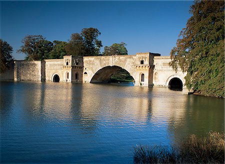 The Grand Bridge, Blenheim Palace, Oxfordshire, England, United Kingdom, Europe Foto de stock - Con derechos protegidos, Código: 841-02704094