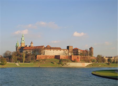 simsearch:400-05305595,k - The Royal Castle and Krakow Cathedral, Wawel Hill, Vistula River, Krakow, Poland Foto de stock - Con derechos protegidos, Código: 841-02704325