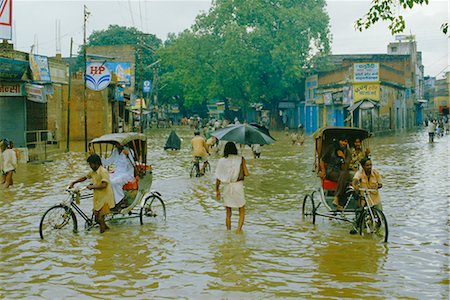 Pousse-pousse, poussés dans les inondations de la mousson dans une ville, Inde Photographie de stock - Rights-Managed, Code: 841-02704489