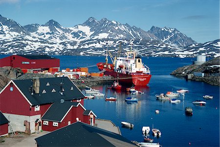 simsearch:841-03066563,k - Cargo navire à marchandises sur le quai, les petits bateaux dans le port et les montagnes en arrière-plan, à Ammassalik, nord-est du Groenland, régions polaires Photographie de stock - Rights-Managed, Code: 841-02704480