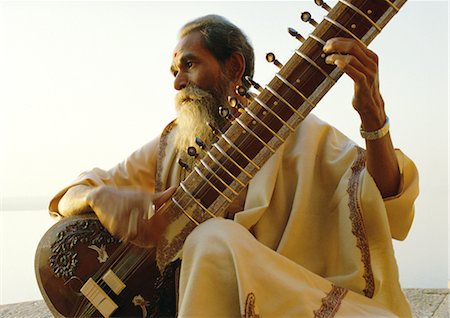 Elderly man playing a sitar by the Ganges (Ganga) River, Varanasi (Benares), Uttar Pradesh State, India Foto de stock - Con derechos protegidos, Código: 841-02704503