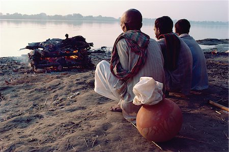 enterrement - Trois figures effectuent crémation au bord du Gange, Varanasi (Bénarès), Inde, Asie Photographie de stock - Rights-Managed, Code: 841-02704639