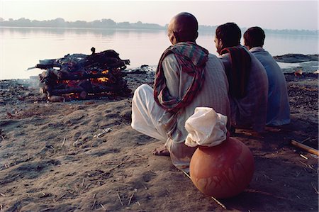 funerals - Three figures perform cremation on bank of the River Ganges, Varanasi (Benares), India, Asia Foto de stock - Con derechos protegidos, Código: 841-02704639