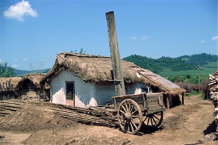 single storey - Maison rurale typique avec toit en bois en Chine, Asie Photographie de stock - Rights-Managed, Code: 841-02704700