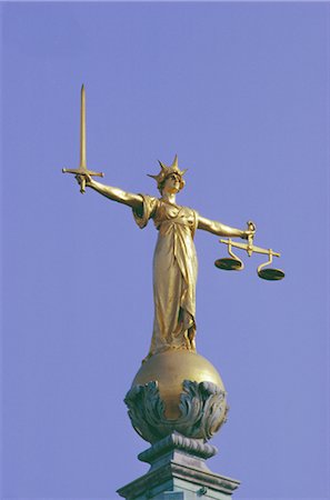 simsearch:841-03035039,k - La balance de la Justice au-dessus du vieux palais de justice Bailey, Inns of Court, Londres, Royaume-Uni Photographie de stock - Rights-Managed, Code: 841-02704838