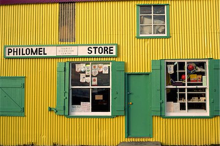 Brightly painted yellow corrugated wall and green wooden building of the general store selling hardware and gifts, Stanley, Falkland Islands, South America Foto de stock - Con derechos protegidos, Código: 841-02704923