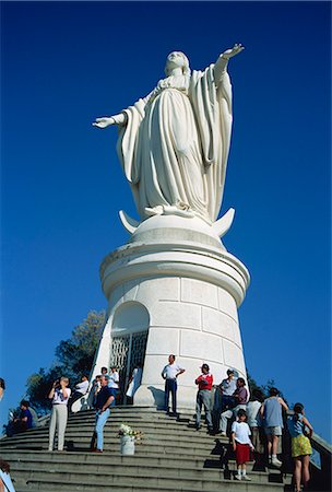 Tourists below a statue of the Virgin Mary, Cerro San Cristobal, Santiago, Chile, South America Foto de stock - Direito Controlado, Número: 841-02704948