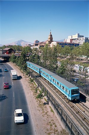 simsearch:841-03489826,k - Le train de métro à côté d'une route à Santiago, au Chili, en Amérique du Sud Photographie de stock - Rights-Managed, Code: 841-02704967