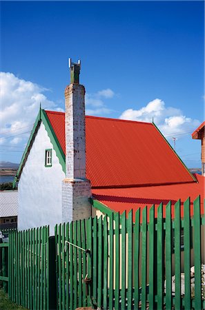 stanley cities photo - Une maison avec un toit ondulé rouge et vert clôture à Stanley, capitale des îles Falkland, Amérique du Sud Photographie de stock - Rights-Managed, Code: 841-02704978