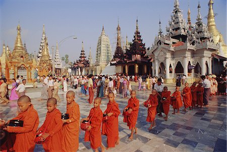 simsearch:841-02722833,k - Line of Buddhist monks with begging bowls, Shwedagon (Shwe Dagon) Pagoda, Yangon (Rangoon), Myanmar (Burma), Asia Stock Photo - Rights-Managed, Code: 841-02705265