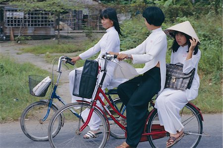 Filles chevauchant des bicyclettes, Ho Chi Minh ville (Saigon), Viêt Nam, Indochine, Asie Photographie de stock - Rights-Managed, Code: 841-02705589