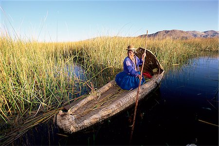 A Uros Indian woman in a traditional reed boat, Islas Flotantes, floating islands, Lake Titicaca, Peru, South America Foto de stock - Con derechos protegidos, Código: 841-02705644