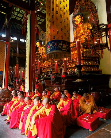 simsearch:841-03031764,k - Buddhist monks worshipping in the Grand Hall, Jade Buddha Temple (Yufo Si), Shanghai, China, Asia Stock Photo - Rights-Managed, Code: 841-02705715