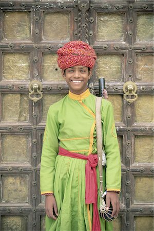 simsearch:841-02900821,k - État de portrait d'un garçon dans un turban devant une porte en bois, Samode Palace, Jaipur, Rajasthan, Inde, Asie Photographie de stock - Rights-Managed, Code: 841-02705813