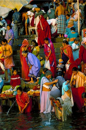 Tôt le matin se baigner dans le Gange sacré Dasaswamedh Ghat, Varanasi (Bénarès), état de l'Uttar Pradesh, Inde, Asie Photographie de stock - Rights-Managed, Code: 841-02705841