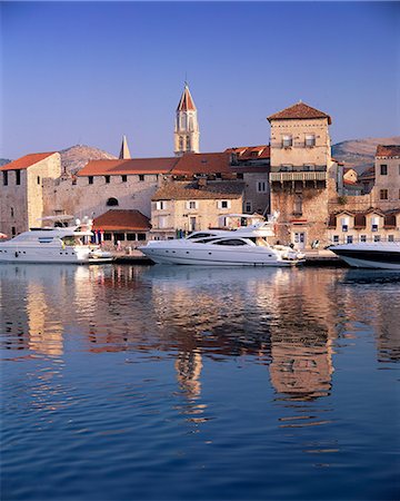 Boats moored in front of the Old Town, Trogir, UNESCO World Heritage Site, Dalmatia, Croatia, Europe Foto de stock - Con derechos protegidos, Código: 841-02705914