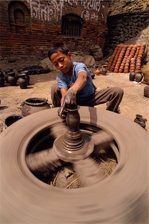 Jeune garçon jeter un pot, la place de Potter, Bhaktapur, Népal, Asie Photographie de stock - Rights-Managed, Code: 841-02705949