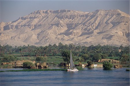 Felucca on the River Nile, looking towards Valley of the Kings, Luxor, Thebes, Egypt, North Africa, Africa Fotografie stock - Rights-Managed, Codice: 841-02706078