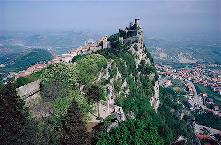 simsearch:841-02920375,k - Château au sommet de la crête de montagne, République de San Marino Photographie de stock - Rights-Managed, Code: 841-02706136