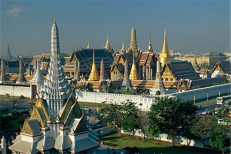 emerald buddha - Wat Phra Kaew, the temple of the Emerald Buddha, and the Grand Palace, in Bangkok, Thailand, Asia Stock Photo - Rights-Managed, Code: 841-02706130