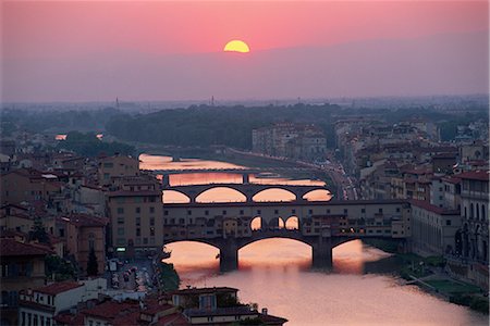 ponte vecchio - Le Ponte Vecchio et autres ponts sur le fleuve Arno au coucher du soleil dans la ville de Florence, Toscane, Italie, Europe Photographie de stock - Rights-Managed, Code: 841-02706169