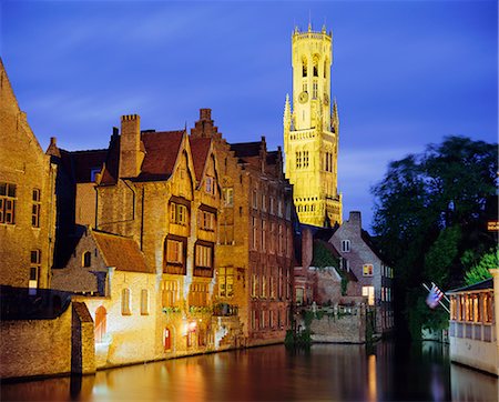 Maisons à pignons et XIIIème siècle clocher le long des canaux, Bruges, Belgique Photographie de stock - Rights-Managed, Code: 841-02706378