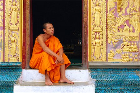 Moine dans l'embrasure de la porte du VAT Xieng Thong de Luang Prabang, Laos Photographie de stock - Rights-Managed, Code: 841-02706491