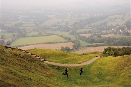Enfants de remorquage en cours d'exécution sur la pente, Camp Britannique, phare de Hereford, Malvern Hills, Herefordshire, Midlands, Angleterre, Royaume-Uni, Europe Photographie de stock - Rights-Managed, Code: 841-02706711