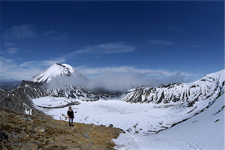 Randonneur de la fin de l'hiver sur le Tongariro Crossing, Mont Ngauruhoe et cratère sud, Parc National de Tongariro, patrimoine mondial de l'UNESCO, Taupo, South Auckland, North Island, Nouvelle-Zélande, Pacifique Photographie de stock - Rights-Managed, Code: 841-02706846