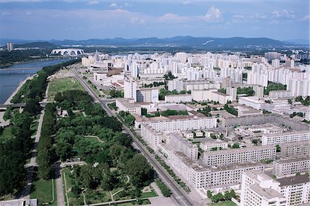 simsearch:841-02918975,k - Immeubles à côté de la rivière Taedong, parc et lointain Mayday Stadium, Pyongyang, Corée du Nord, Asie Photographie de stock - Rights-Managed, Code: 841-02706888