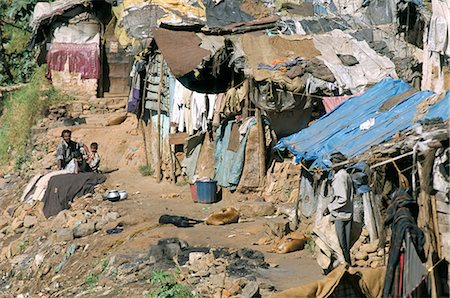 Untouchables (Harijan) in shanty hovels alongside river in town centre, Coonor, Tamil Nadu, India, Asia Foto de stock - Con derechos protegidos, Código: 841-02706932