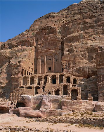 Nabatean Corinthian tomb and urn dating from the 1st century AD in east cliff of Wadi Musa, in Petra, UNESCO World Heritage Site, Jordan, Middle East Foto de stock - Direito Controlado, Número: 841-02707082