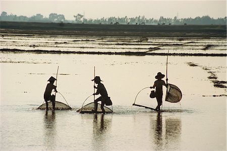simsearch:841-02900416,k - Silhouettes of three fishermen in flooded fields in Vietnam, Indochina, Southeast Asia, Asia Foto de stock - Con derechos protegidos, Código: 841-02707324