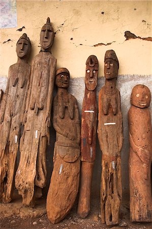 Famous carved wooden effigies of Waga (Wakka) chiefs and warriors, now becoming rare as many have been stolen by art collectors, Konso, southern area, Ethiopia, Africa Foto de stock - Con derechos protegidos, Código: 841-02707360