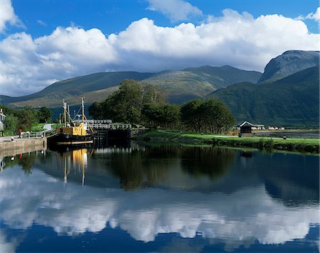 View across the Caledonian Canal to Ben Nevis and Fort William, Corpach, Highland region, Scotland, United Kingdom, Europe Foto de stock - Con derechos protegidos, Código: 841-02707533