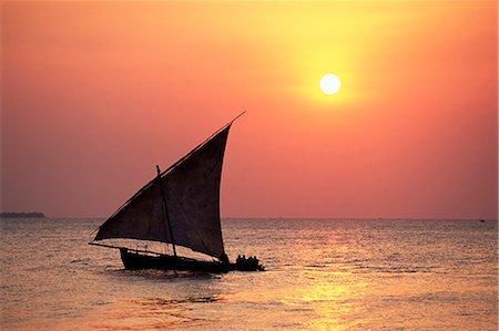 simsearch:841-02918767,k - Boutre dans la silhouette de l'océan Indien au coucher du soleil, large de Stone Town, Zanzibar, Tanzanie, Afrique de l'est, Afrique Photographie de stock - Rights-Managed, Code: 841-02707648