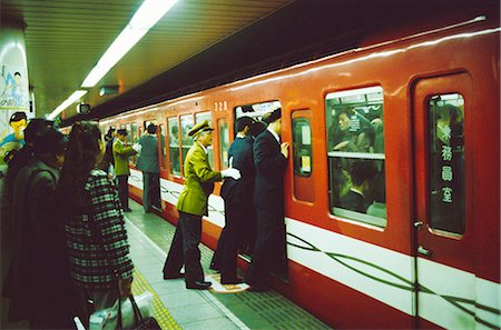 simsearch:841-02903180,k - Heure de pointe sur la station de métro Shinjuku, Tokyo, Japon Photographie de stock - Rights-Managed, Code: 841-02707711