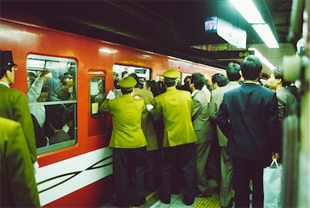 simsearch:841-02903180,k - Heure de pointe à la station de métro Shinjuku, Tokyo, Japon Photographie de stock - Rights-Managed, Code: 841-02707712