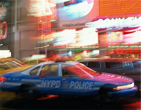Voiture de police NYPD excès de vitesse par le biais de Times Square, New York City, New York, États-Unis d'Amérique, Amérique du Nord Photographie de stock - Rights-Managed, Code: 841-02707759