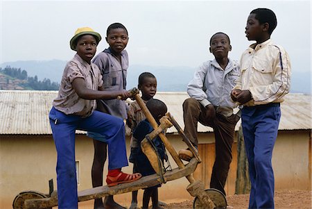 democratic republic of the congo - Children with home made scooter, Ruwenzoris area, eastern Zaire, Africa Fotografie stock - Rights-Managed, Codice: 841-02707842