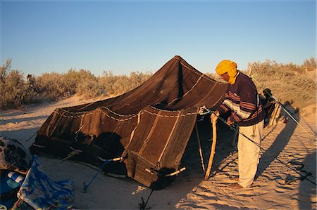 Berber guides erecting traditional tent, Sahara desert, Tunisia, North Africa, Africa Fotografie stock - Rights-Managed, Codice: 841-02707871