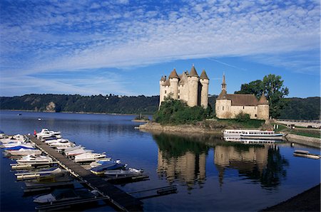 Chateau de Val, rivière Dordogne, Bort-les-Orgues, département du Cantal, Auvergne, France, Europe Photographie de stock - Rights-Managed, Code: 841-02708113