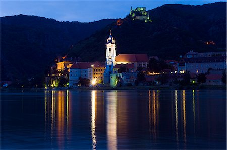 Durnstein, Stiftskirche, Burgruine and River Danube at dusk, Wachau, Austria Foto de stock - Con derechos protegidos, Código: 841-02708184